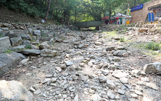 21일 강원 춘천시 남산면 '구곡폭포' 입구 계곡이 최근 가뭄으로 바짝 말라 있다.